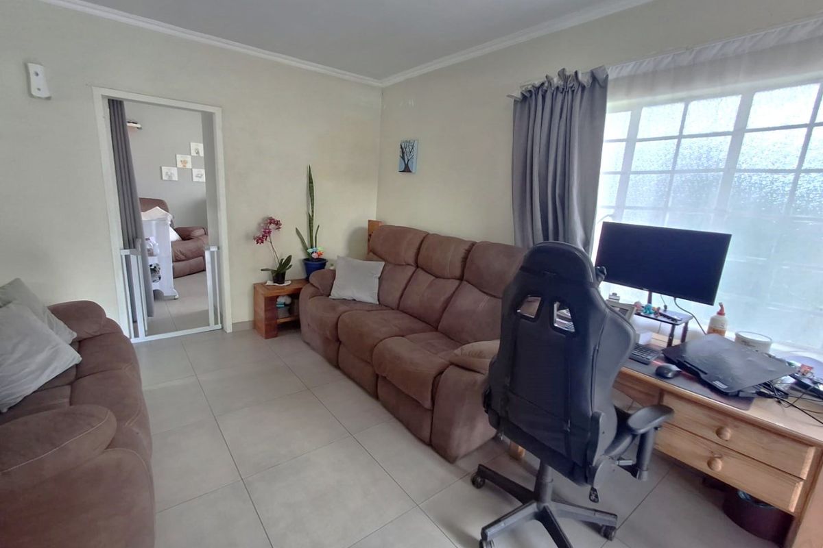 2 Bedroom House on Large Stand! Consider Building in the Heart of Eldoraigne? - Photo 4