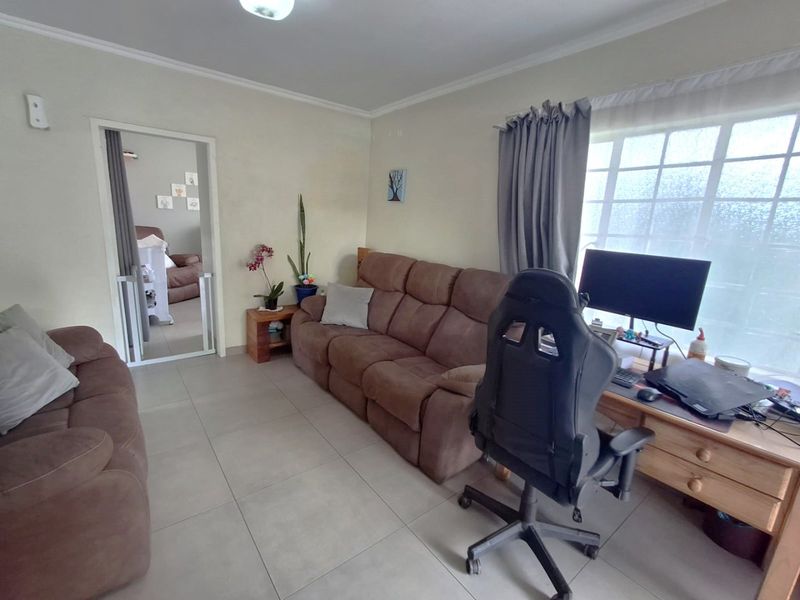 2 Bedroom House on Large Stand! Consider Building in the Heart of Eldoraigne? - Photo 4