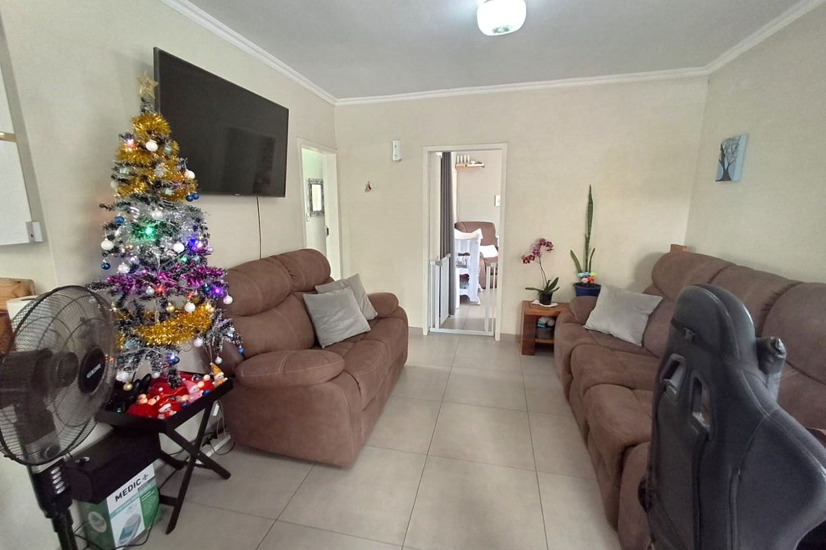 2 Bedroom House on Large Stand! Consider Building in the Heart of Eldoraigne? - Photo 3