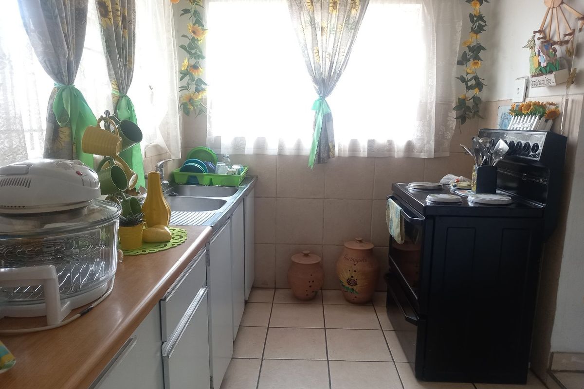 Spacious 2 Bedroom House - Photo 3