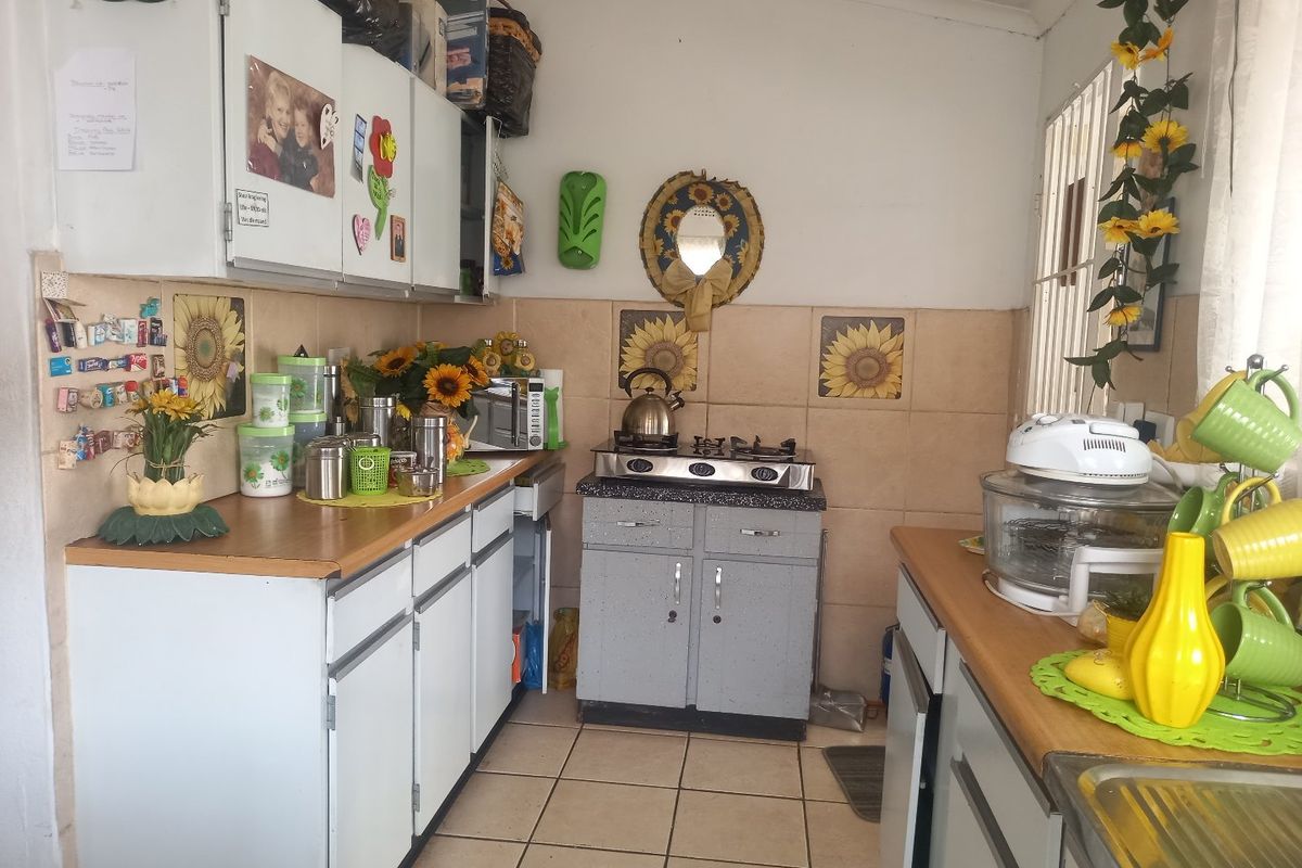 Spacious 2 Bedroom House - Photo 2