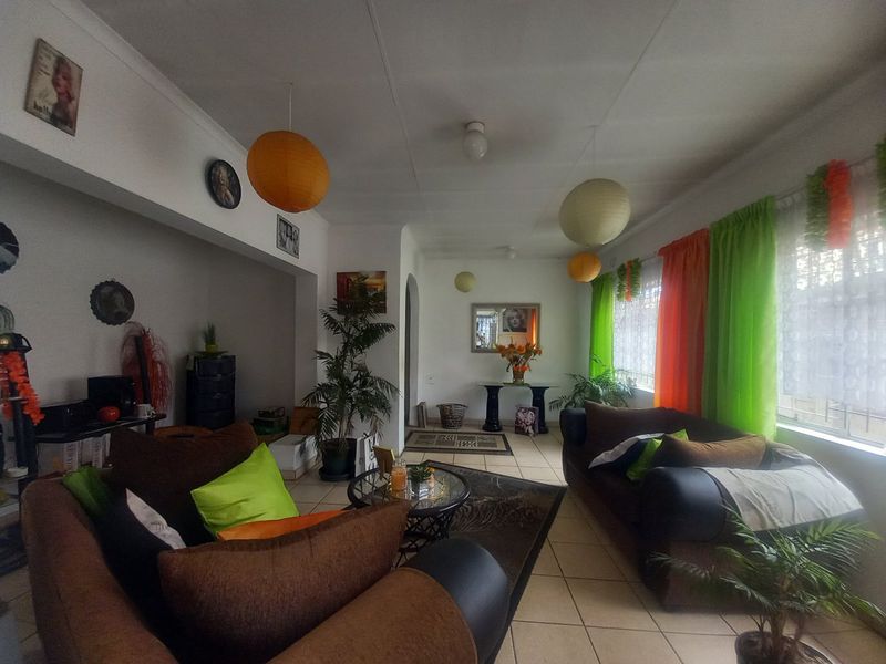 Spacious 2 Bedroom House - Photo 9