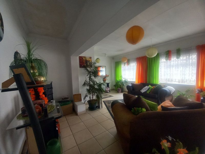 Spacious 2 Bedroom House - Photo 8