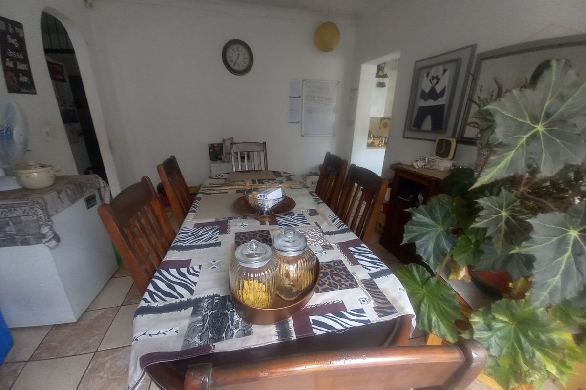 Spacious 2 Bedroom House - Photo 5