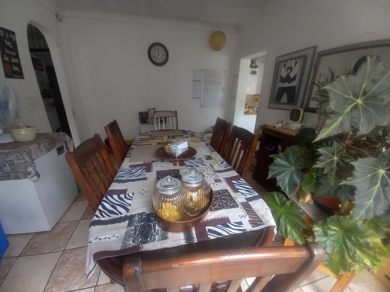 Spacious 2 Bedroom House - Photo 5