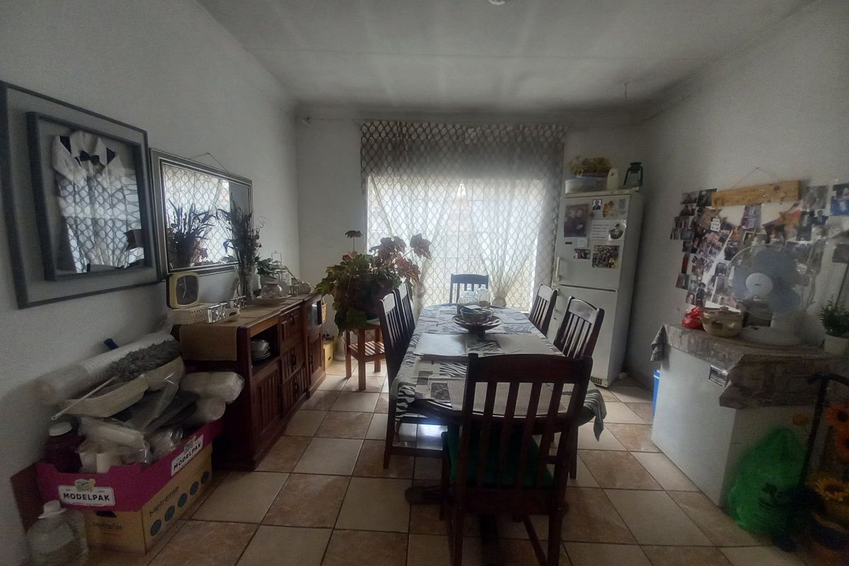 Spacious 2 Bedroom House - Photo 4