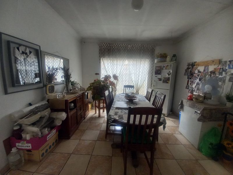 Spacious 2 Bedroom House - Photo 4