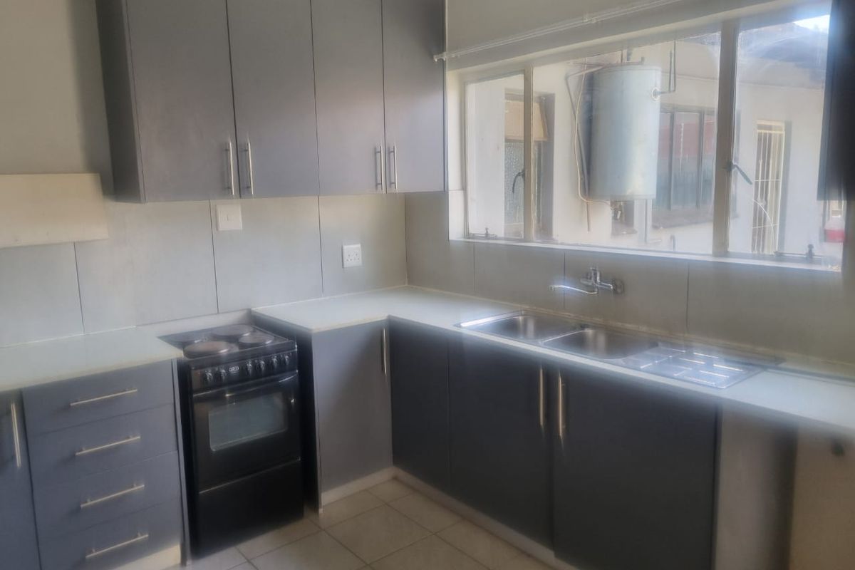 5 BEDROOM FREESTANDING HOUSE AVAILABLE IMMEDIATLEY IN FLORA PARK - Photo 2