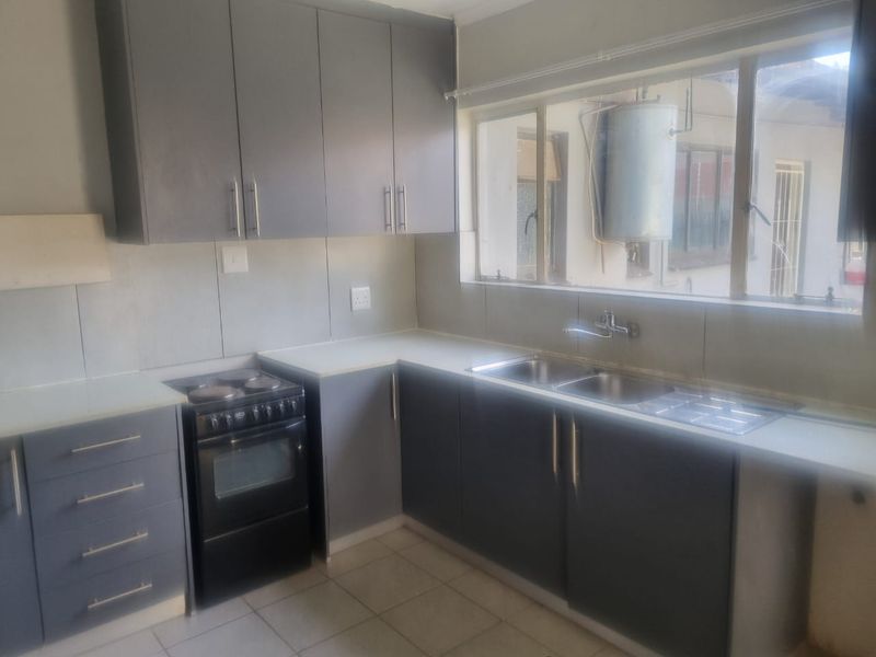 5 BEDROOM FREESTANDING HOUSE AVAILABLE IMMEDIATLEY IN FLORA PARK - Photo 2