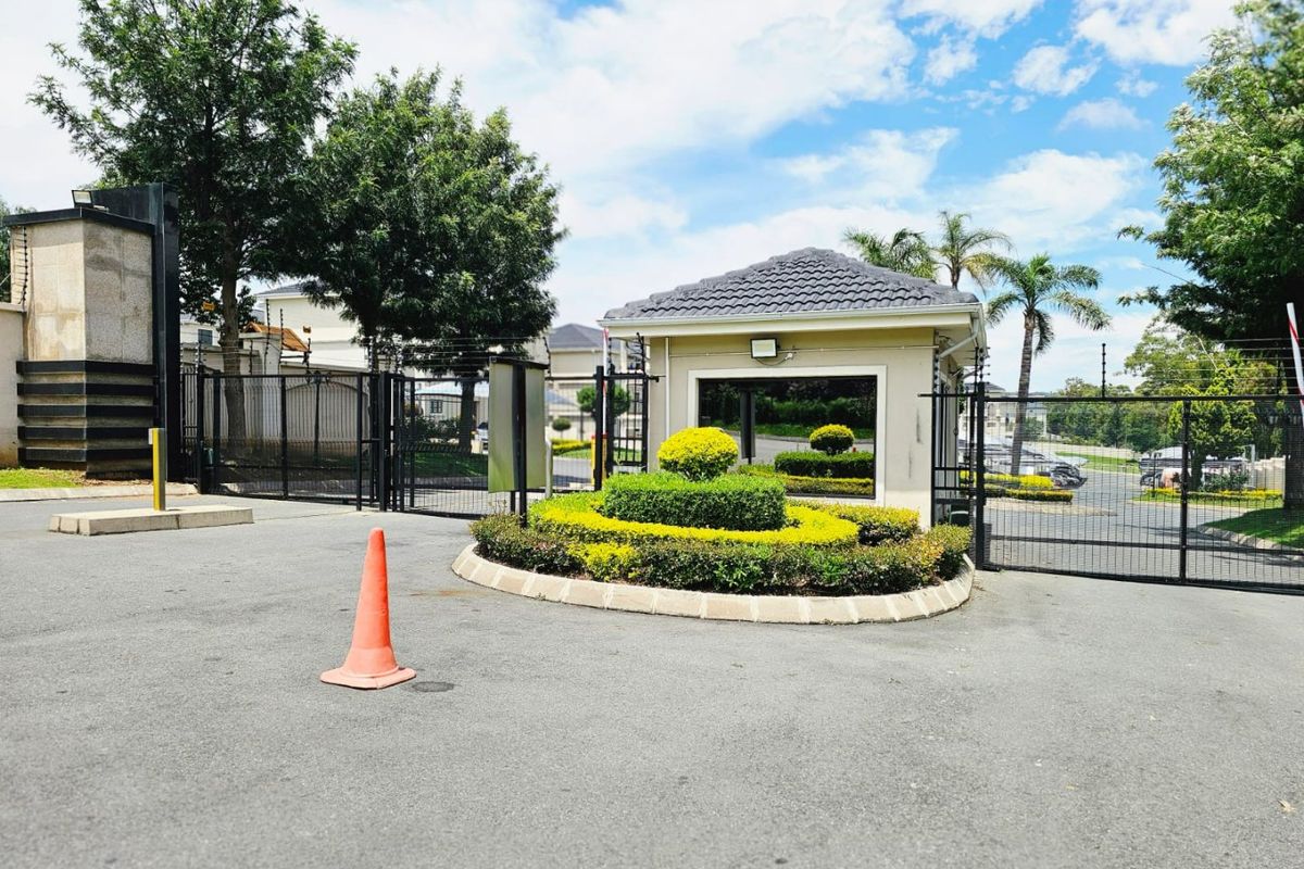 A Beautiful and Modern 2 bedroom 2 bathroom apartment for rent in Carlswald - Photo 4