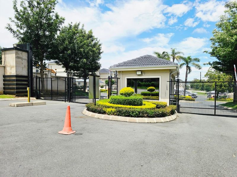 A Beautiful and Modern 2 bedroom 2 bathroom apartment for rent in Carlswald - Photo 4