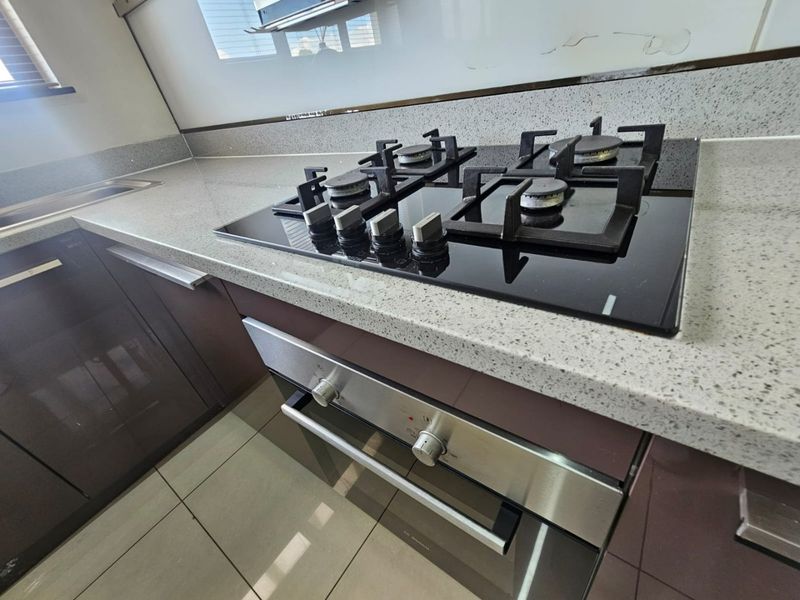 A Beautiful and Modern 2 bedroom 2 bathroom apartment for rent in Carlswald - Photo 9