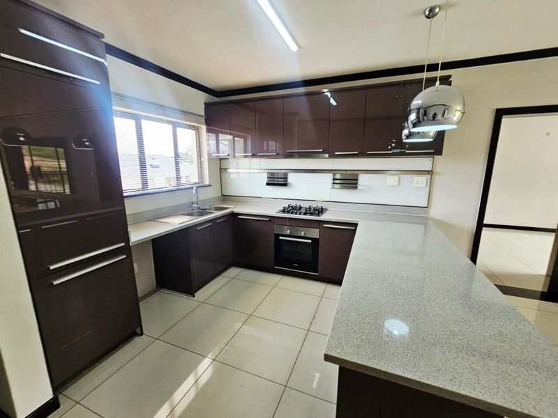 A Beautiful and Modern 2 bedroom 2 bathroom apartment for rent in Carlswald - Photo 8