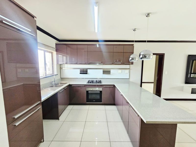 A Beautiful and Modern 2 bedroom 2 bathroom apartment for rent in Carlswald - Photo 10