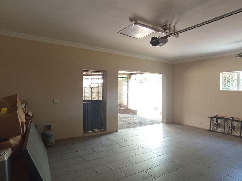 5 Bedroom House for Sale in Rooihuiskraal - Photo 8