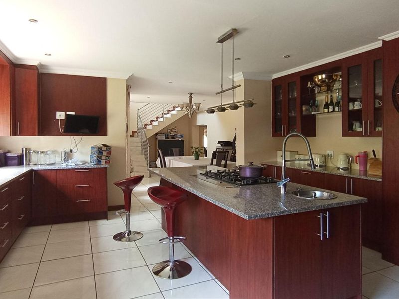 5 Bedroom House for Sale in Rooihuiskraal - Photo 6