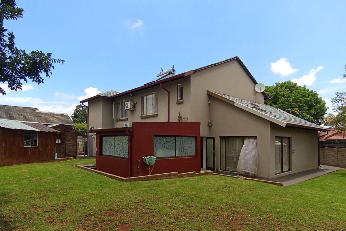 5 Bedroom House for Sale in Rooihuiskraal - Photo 2