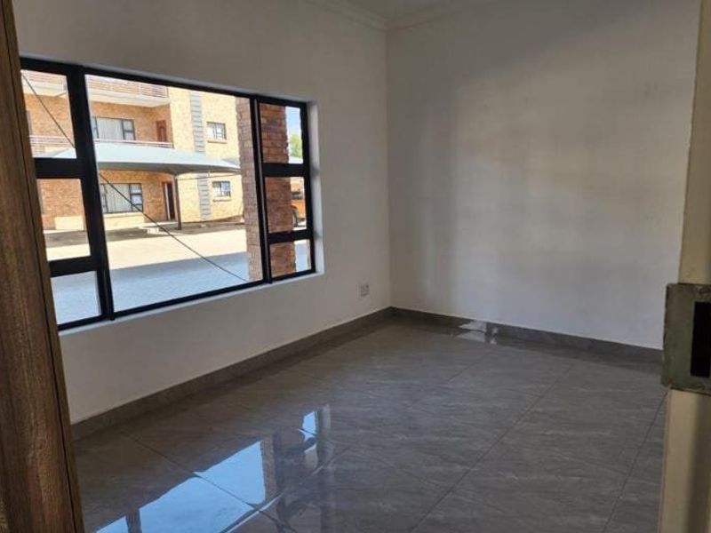 REAL ESTATE SERVICES WELCOMES YOU TO ANOTHER ONE OF JANINE'S PROPERTY FINDS.  - Photo 9