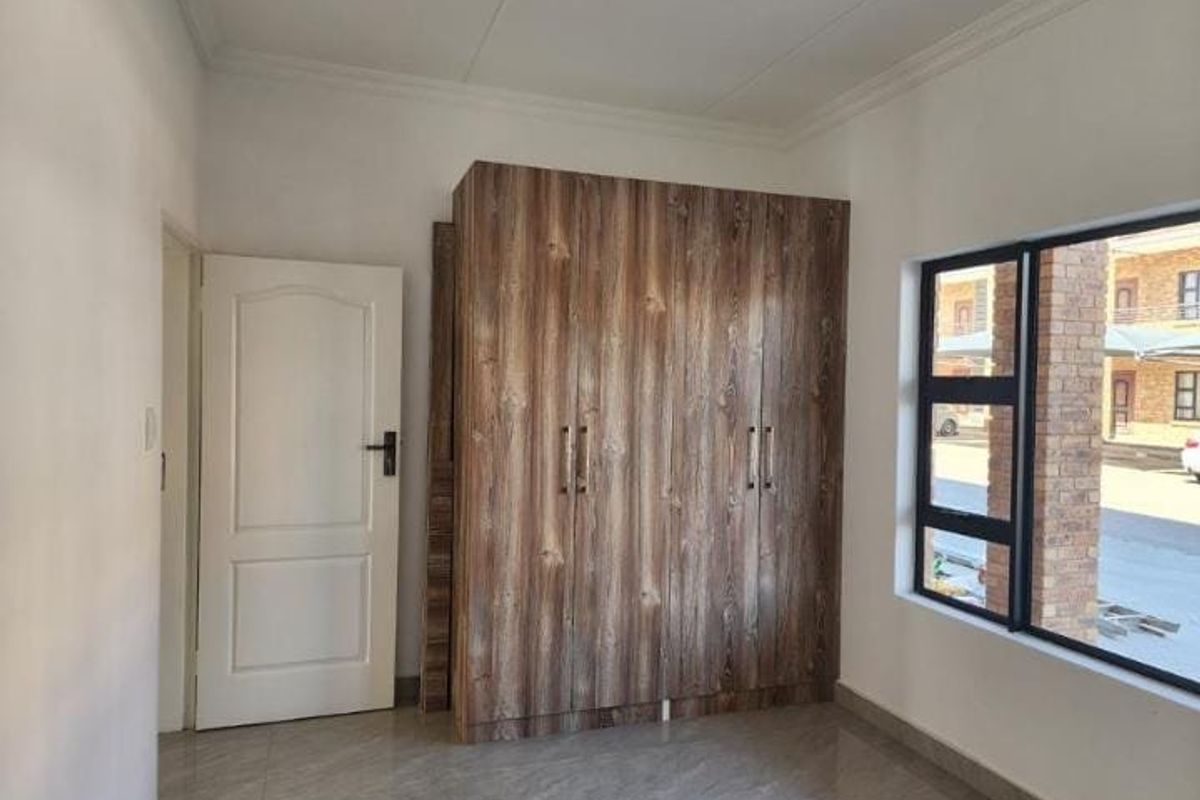 REAL ESTATE SERVICES WELCOMES YOU TO A PET FRIENDLY GROUND FLOOR UNIT  - Photo 5