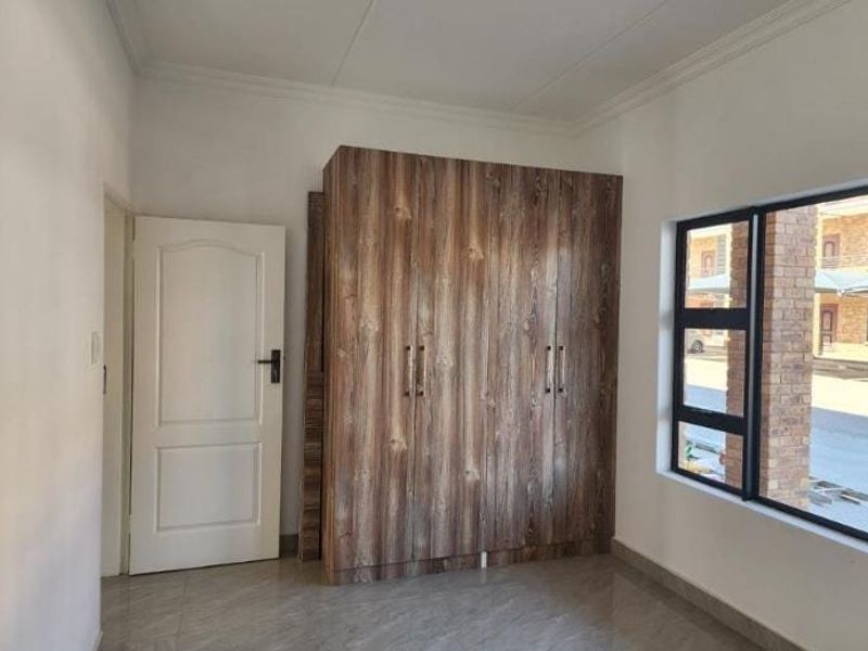 REAL ESTATE SERVICES WELCOMES YOU TO ANOTHER ONE OF JANINE'S PROPERTY FINDS.  - Photo 6