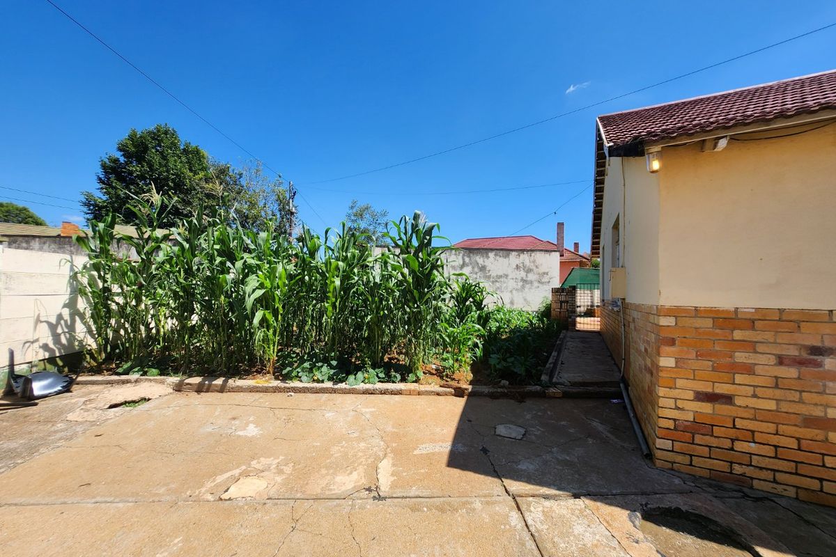 Affordable three-bedroom home with flat and pool, ready for someone to add their personal touch. - Photo 3