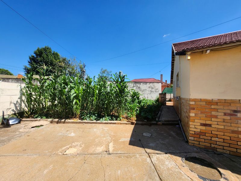 Affordable three-bedroom home with flat and pool, ready for someone to add their personal touch. - Photo 3