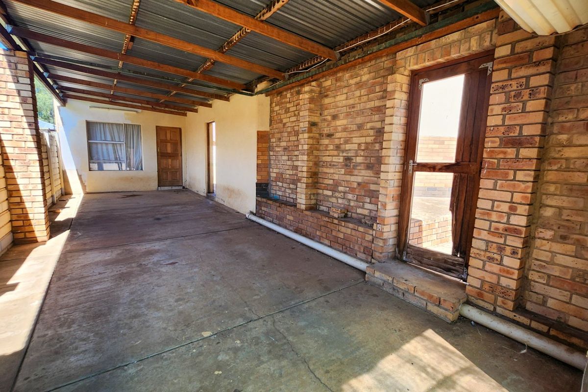 Affordable three-bedroom home with flat and pool, ready for someone to add their personal touch. - Photo 4