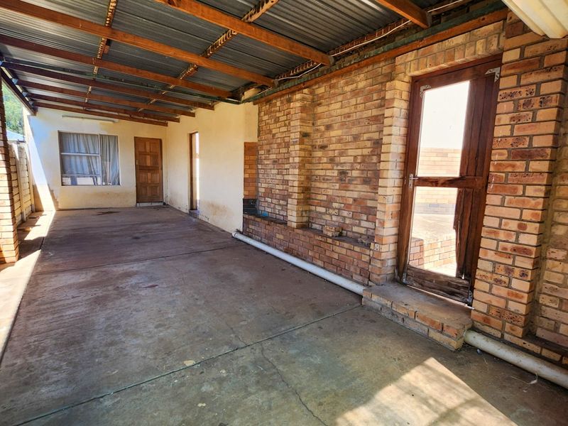 Affordable three-bedroom home with flat and pool, ready for someone to add their personal touch. - Photo 4