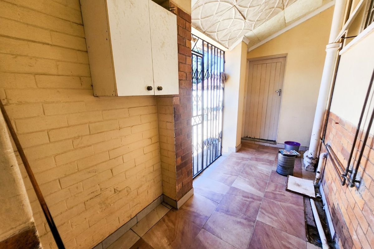 Affordable three-bedroom home with flat and pool, ready for someone to add their personal touch. - Photo 5