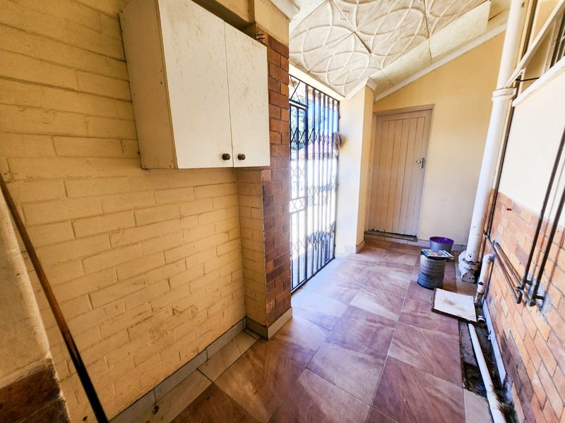 Affordable three-bedroom home with flat and pool, ready for someone to add their personal touch. - Photo 5