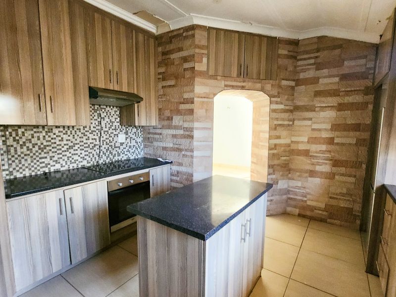 Affordable three-bedroom home with flat and pool, ready for someone to add their personal touch. - Photo 10