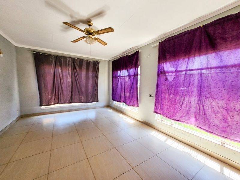 Affordable three-bedroom home with flat and pool, ready for someone to add their personal touch. - Photo 7