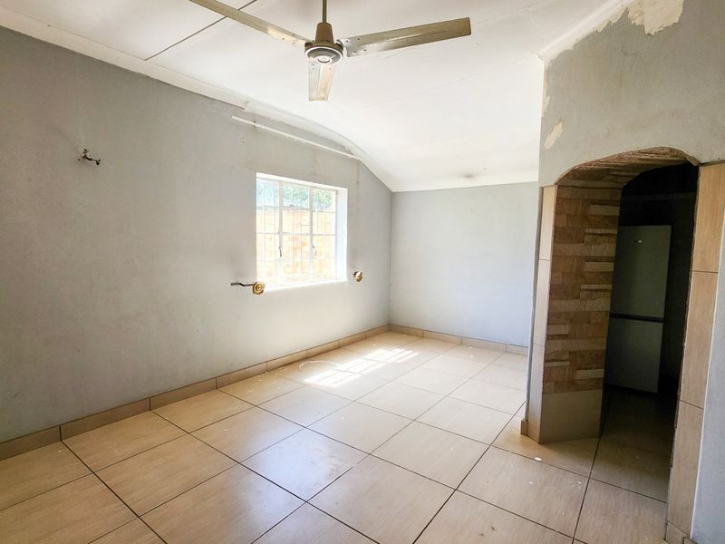 Affordable three-bedroom home with flat and pool, ready for someone to add their personal touch. - Photo 9