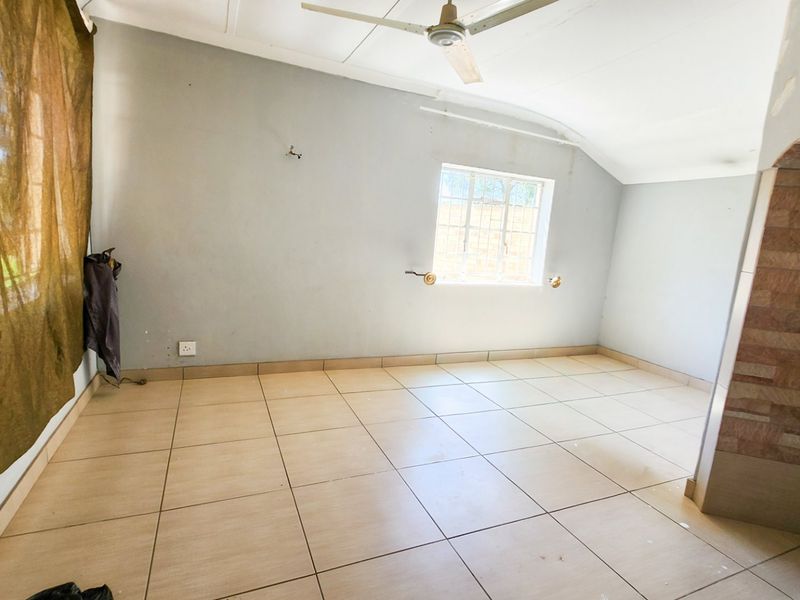 Affordable three-bedroom home with flat and pool, ready for someone to add their personal touch. - Photo 6