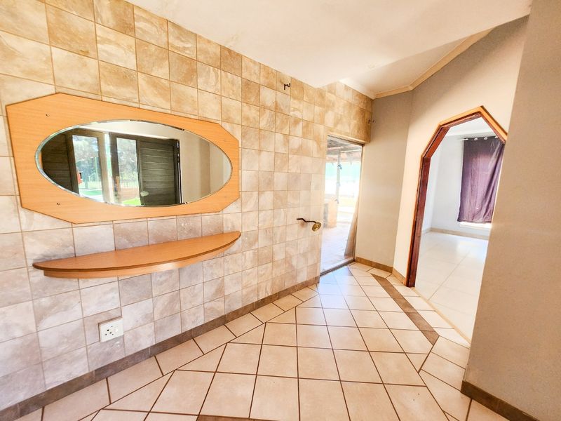 Affordable three-bedroom home with flat and pool, ready for someone to add their personal touch. - Photo 8