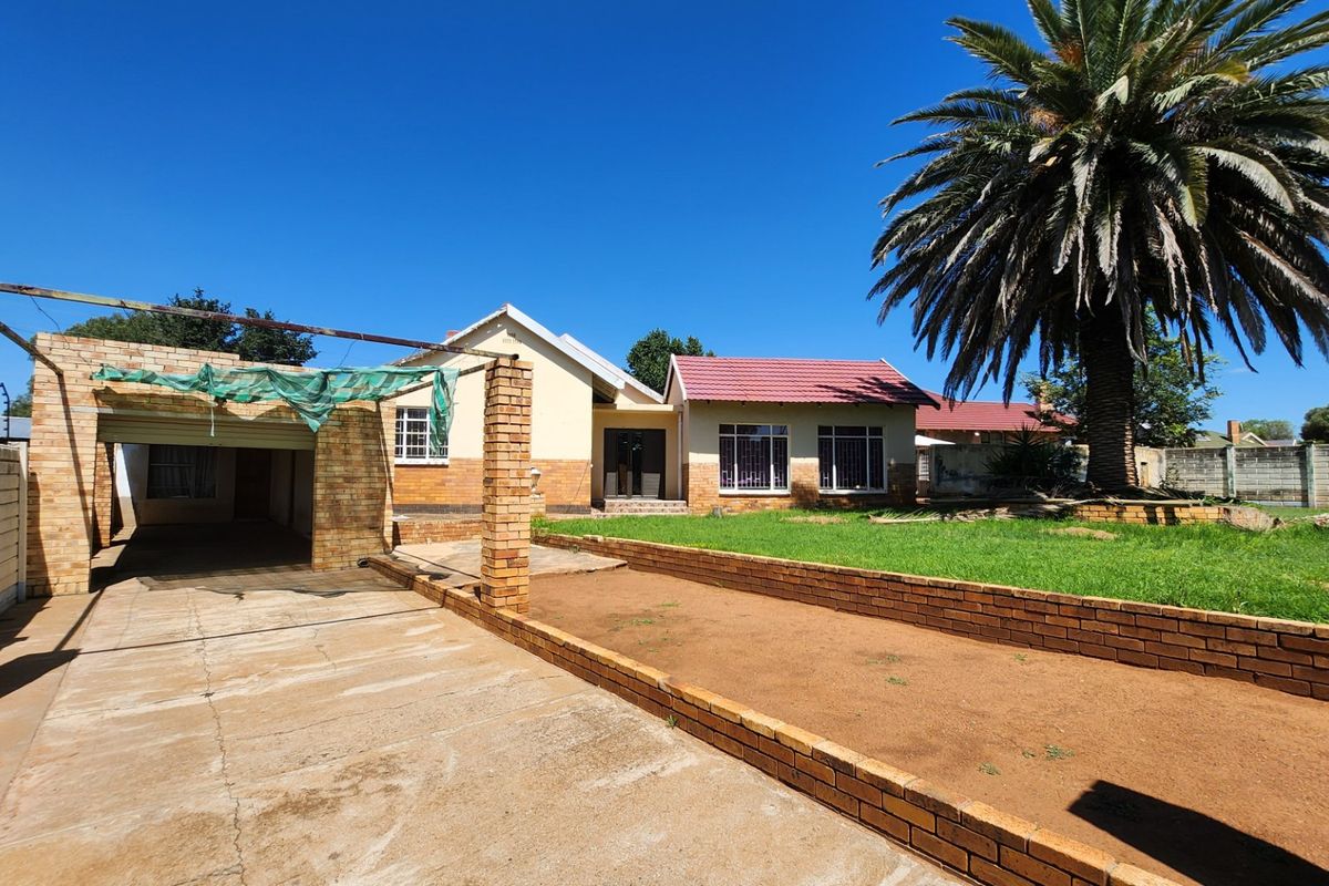 Affordable three-bedroom home with flat and pool, ready for someone to add their personal touch. - Photo 2