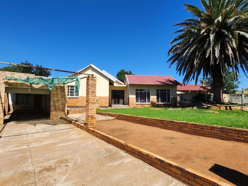 Affordable three-bedroom home with flat and pool, ready for someone to add their personal touch. - Photo 2