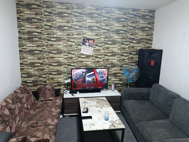 Commercial Property In North End - Photo 4