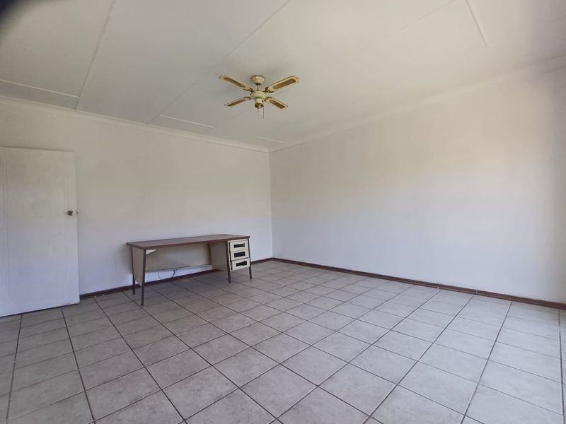 Spacious Family Home with Exceptional Potential - Photo 8