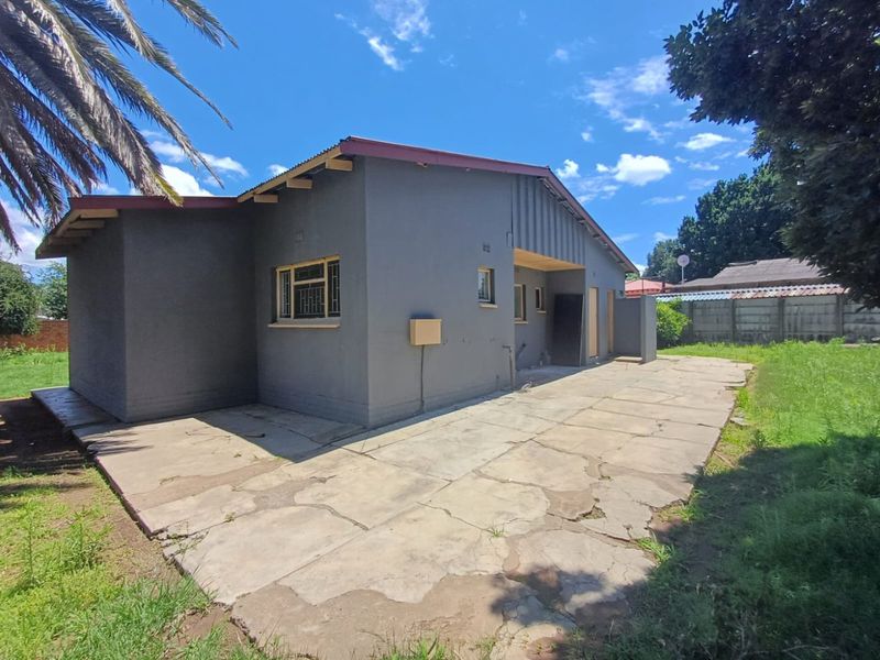 Spacious Family Home with Exceptional Potential - Photo 3
