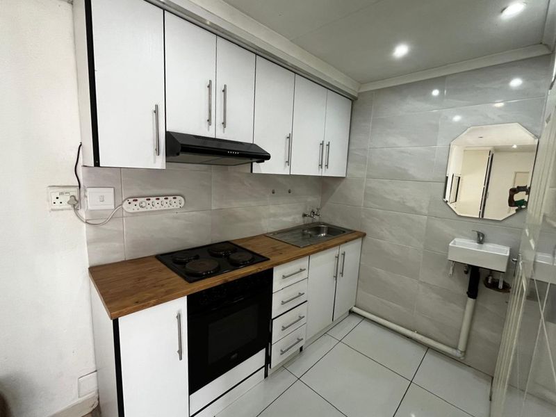 Bachelor apartment For Rent in Christal Park Benoni  - Photo 1