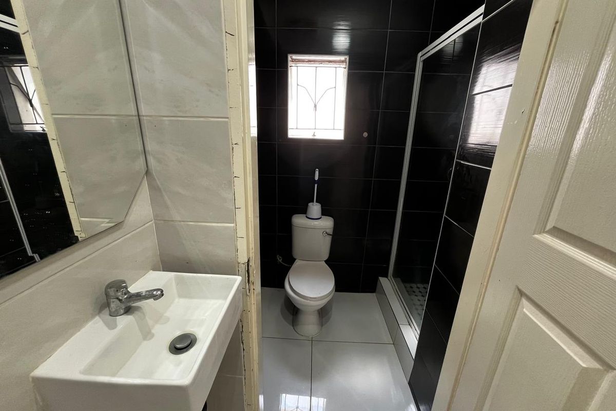 Bachelor apartment For Rent in Christal Park Benoni  - Photo 4