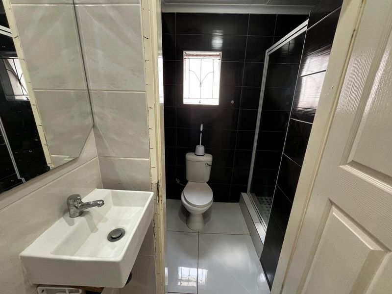 Bachelor apartment For Rent in Christal Park Benoni  - Photo 4