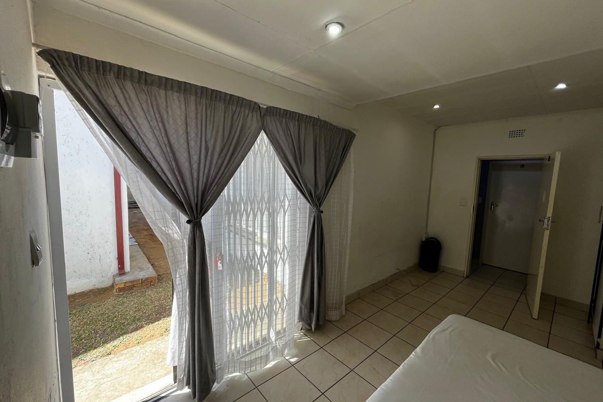 Bachelor apartment For Rent in Christal Park Benoni  - Photo 3