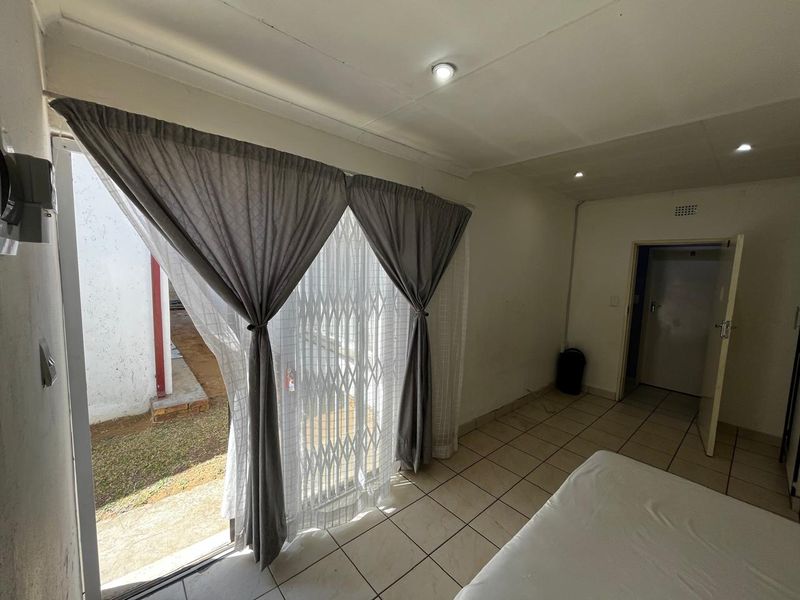 Bachelor apartment For Rent in Christal Park Benoni  - Photo 3