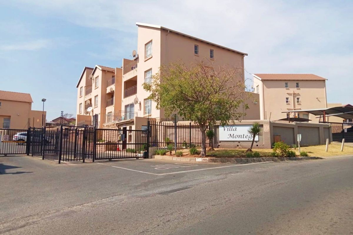 Ground-floor Three Bedroom Apartment For Sale In Midrand - Photo 2
