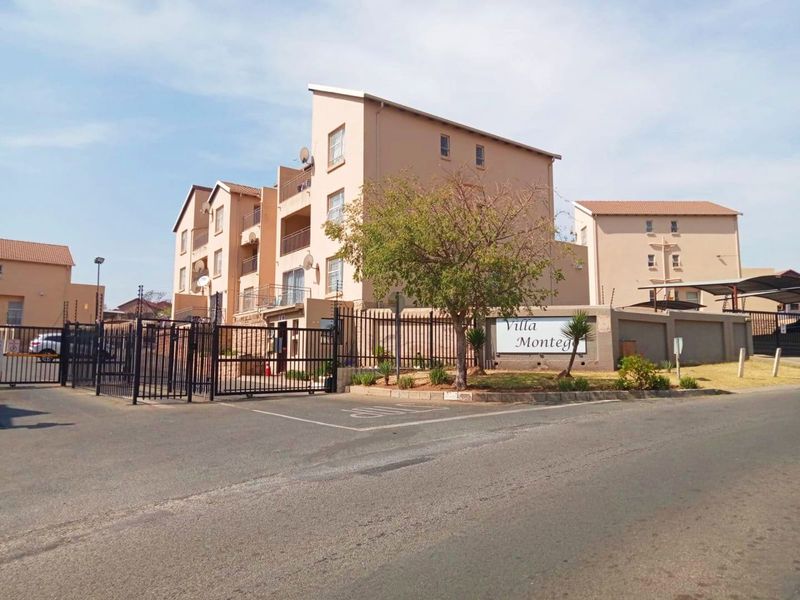 Ground-floor Three Bedroom Apartment For Sale In Midrand - Photo 2