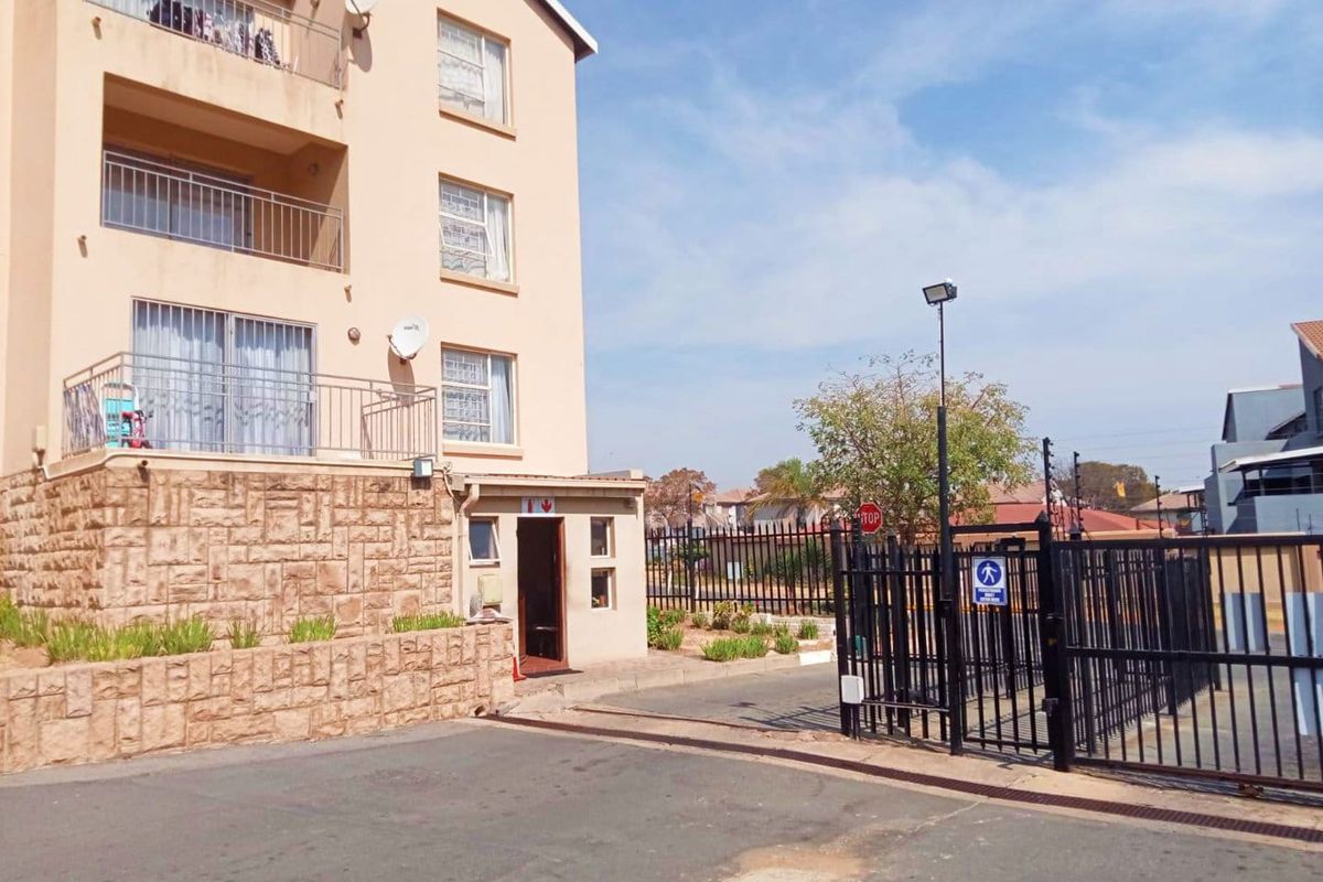 Ground-floor Three Bedroom Apartment For Sale In Midrand - Photo 3