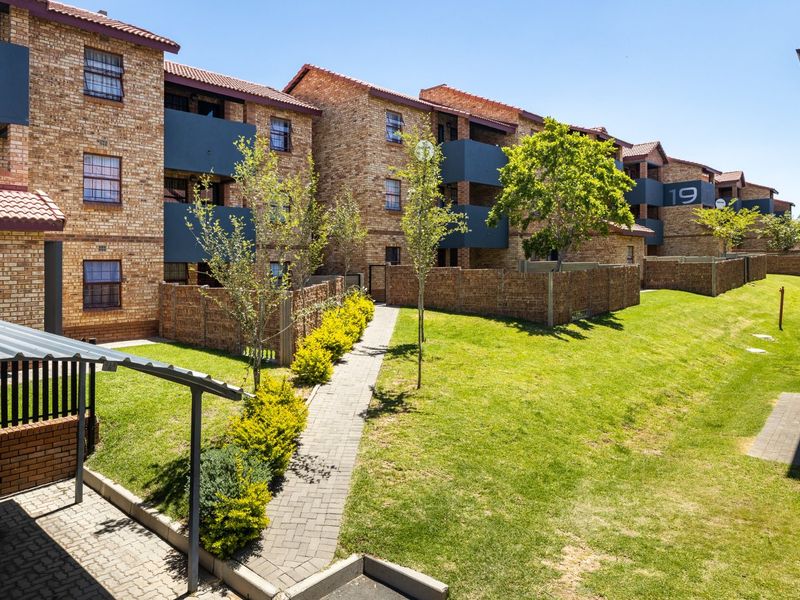 Stunning One Bedroom Ground-floor Unit For Sale - Photo 1