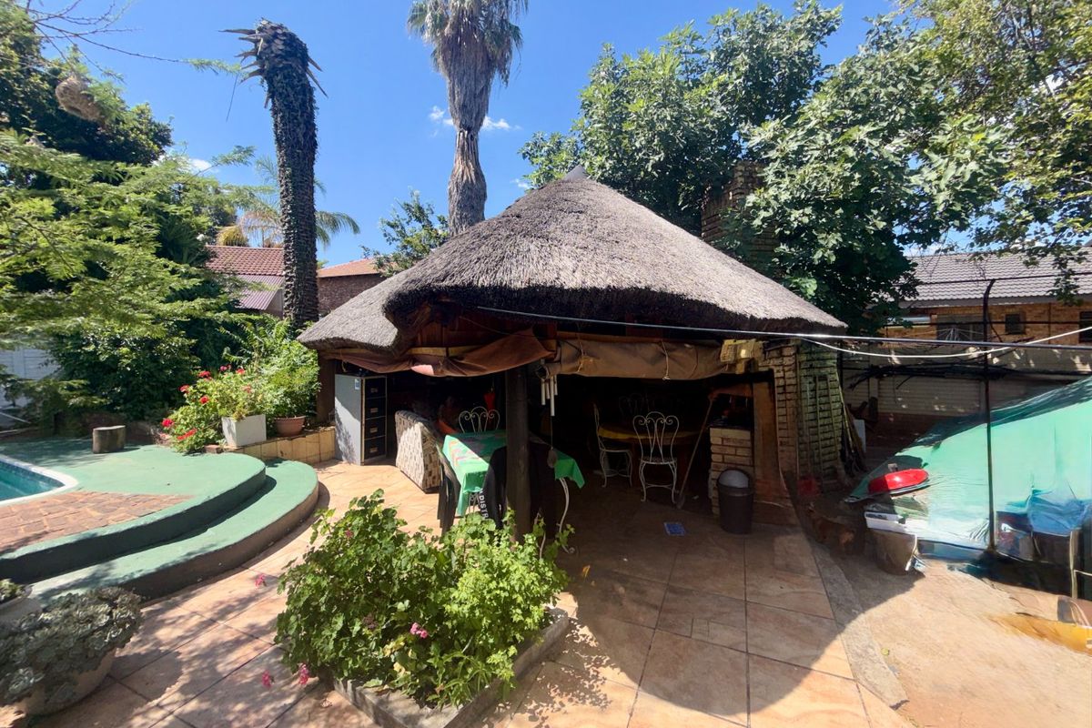 Investment Opportunity – Main House, 6 Flats & Established Business Rights - Photo 3